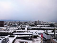 ■青森駅前
おはようございます。
ただ今の時刻は午前６時です。（気温2.7度）
今朝は５時に目が覚めました。オフ会の疲れは残っていません。
今日から一人旅が始まります。（ワクワク…）