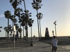 アボットキーニーからはUberの電動キックボードでビーチまで移動しました。ロサンゼルスの中でも特にサンタモニカ・ベニスには電動キックボードがたっくさんあります！乗り捨てOKのものばかりです。でも、旅行前に色々読んでると、「アメリカのAppアカウントじゃないとダウンロードできない」「登録にアメリカの免許証が必要」「アメリカ発行のクレジットカードじゃないと登録できない」などの口コミを多く見て断念してました。そしたら、UberもLyftも電動キックボードやっていて！通常の配車アプリの中で借りることができます。車道の横を走るのがちょっと怖いですが、あまり車通りも多くないのでただただ楽しかったし、楽でした！！！