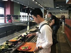 ホテルに荷物を預けてビバリーコネクションに歩いて行きました！絶対に野菜不足になると思ったのとLAの大学卒の友人にオススメされて、ビバリーコネクション内のsouplantationに行きたかったのです。30分くらい歩いて着きました～！ホテルからここまでは素敵なおうちだらけで、絵本や映画に出てくるような素敵なかわいいおうちが多くてお散歩がとっても楽しかったです！すっごくきれいなお家だらけで治安も良さそうでした。
おめあてのSouplantationはサラダ＋スープ＋デザート＋その他いろいろ食べれるところです！まずはサラダを好きなだけとります。それで一度お会計。ドリンクがお水（Free）とフリーリフィールとありました。私たちはフリーリフィールドリンクも頼んで、一人$15いかなかったです！LAでこれはすっごい安いと思います！サラダも野菜やトッピングの種類がとっても豊富で日本のファミレスのサラダバーとは大違い！