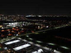 1805号室からの夜景。
中央やや左にメルセデスベンツのカフェLAUMELIAがある。