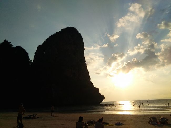 少しずつ太陽が沈んでゆきます。ここからサンセットを眺めるのはたぶん初めてです。ちょっとくもがおおいのがざんねんですが、雨が降らないだけ感謝です。