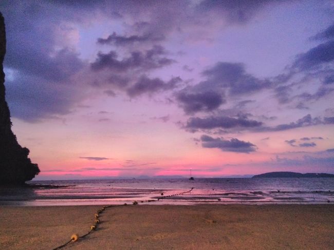 少し時間がたつと紫色っぽくもなります。幻想的です。暗くなってきたので、夕食に向かいます。