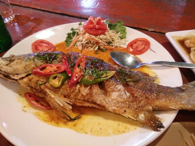 魚一匹丸ごと、カレー風味でいただきます。食が進む味付けです。