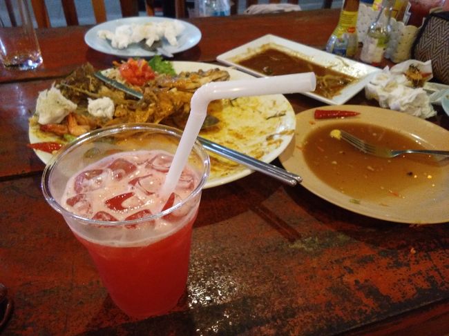 食後に向かいのバーから注文できる、マイタイをテイクアウトしてホテルに戻ります。翌日のサンライズを楽しみにして、ゆっくりお風呂に入っておやすみなさい。