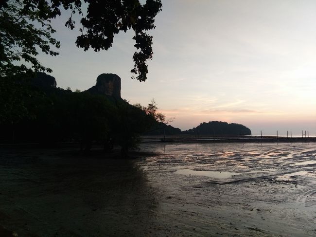 サンセットから約12時間後。ということで再び干潮です。こちら側はもっと遠浅になっているのがわかります。