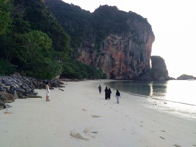 まだちょっと時間が早かったので、プラナンビーチまで散歩にぶらぶら出かけました。ランニングする人、さっそく海に入っている人、ぶらぶらしている人がちらほらといるだけでとても気持ちがいいです。