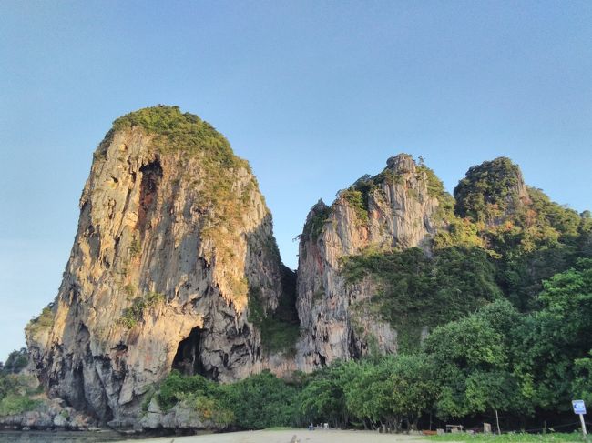 朝日に照らされた岸壁がなかなか迫力です。