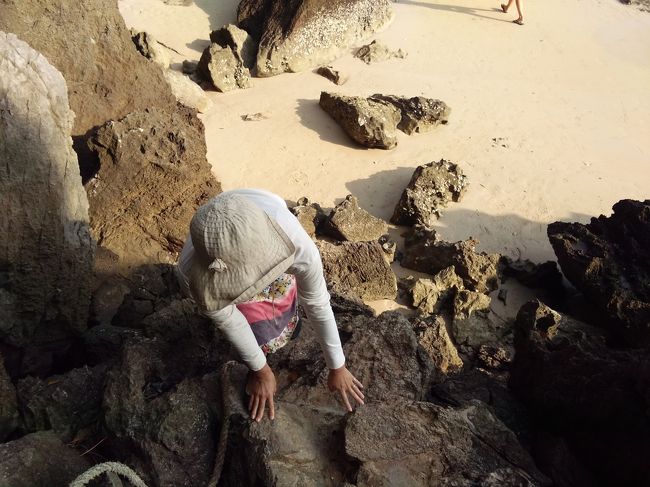 ライレイウエストの端まで行って岩を登っていくと、トンサイビーチに徒歩でたどり着くことができます。ゴロゴロし続けるのも退屈なので探索に出かけます。