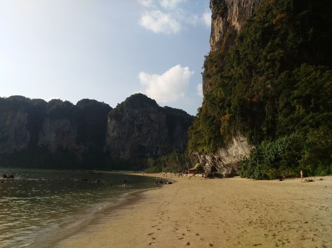 トンサイビーチ。たぶん一つだけリゾートがあると思います。この先を進んでいった奥のほうに、、、。暑くて、疲れたのでちょっと写真だけとって引き上げます。