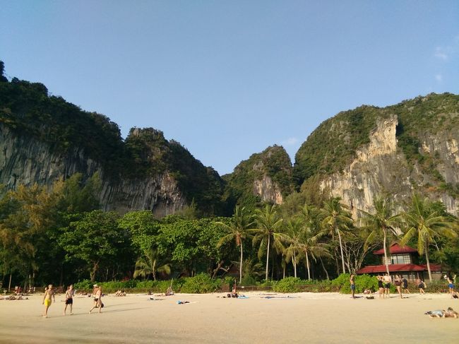 ライレイウエストに帰還。今日のサンセットはどんな感じでしょうか？日没をプールサイドでごろごろして待ちます。