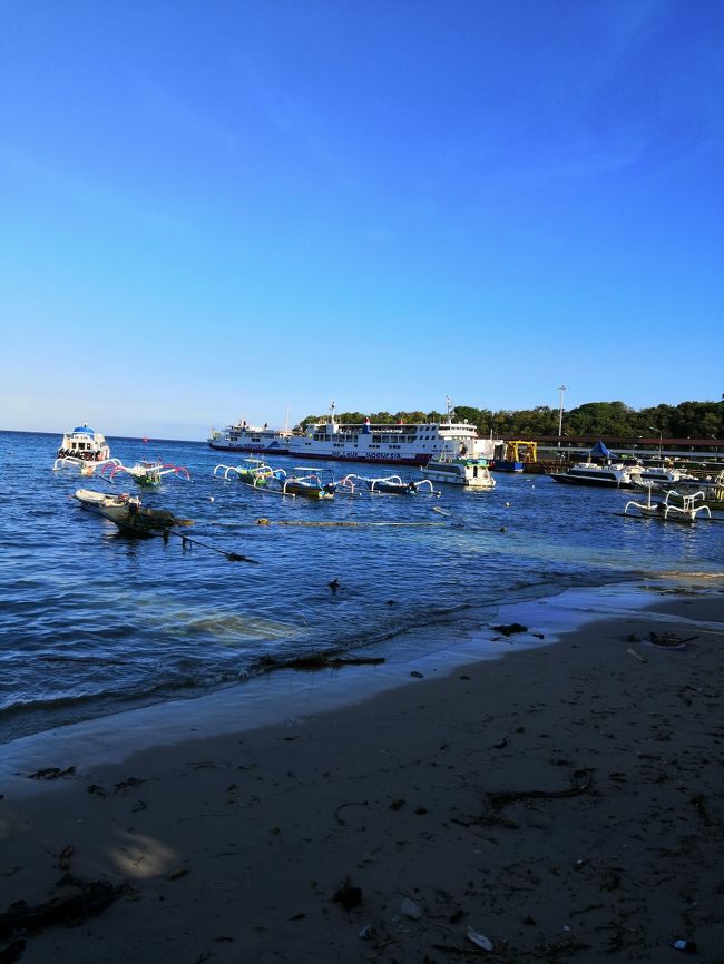 バリ島に到着したら、サヌールで両替してから<br />パダンバイへ直行は我が家の定番。<br />パダンバイの港は今日も穏やか。