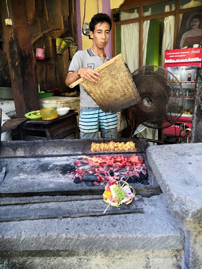 エビちゃん（大）10尾で100K　（800円）<br />ごはん、サンバル（2種類）、アチャール（酢漬け）、<br />果物が全部２人前がセットね。