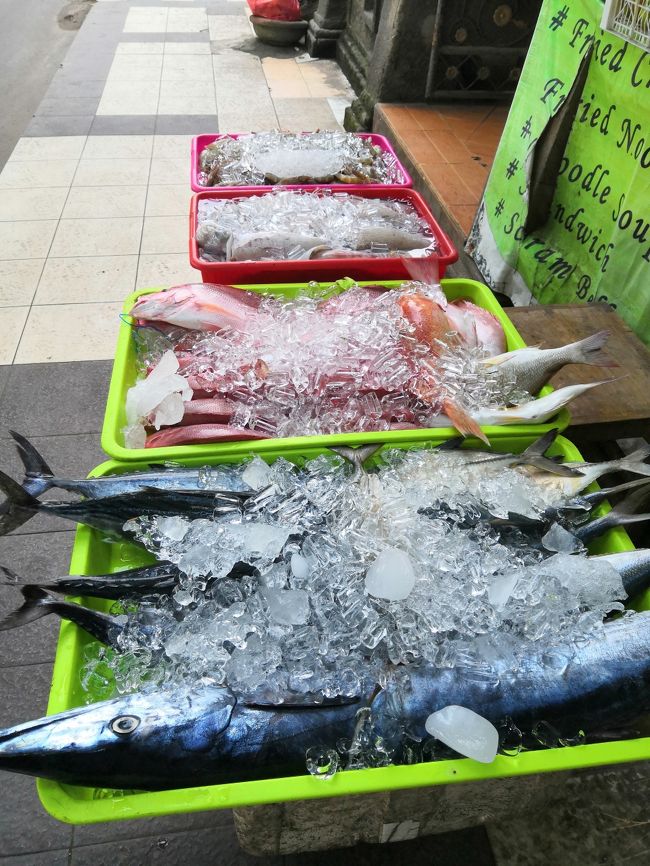 セガール（新鮮）な魚介がずらっーーーーっと。<br />これだからパダンバイ　やめられませんって！<br /><br />しっかし　この店、大きくなりましたね。<br />(*^-^*)<br />