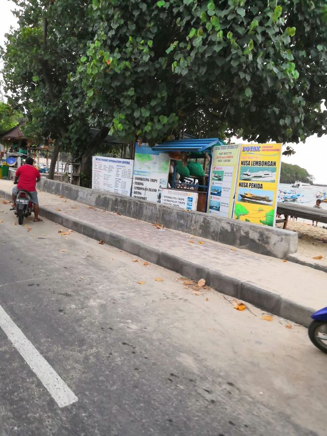 こんなブースでシュノーケリングツアーや、<br />ギリへのボートの手配ができます。<br />ギリへのボートは他にボート会社の窓口もありますし、<br />ホテルが取り次いでくれます。<br />まず満席になることはないと思いますが、<br />８月のオンシーズンは確認が必要です。