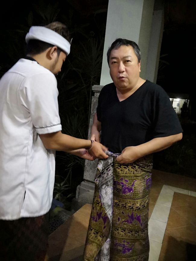 おぇ！ぐるじぃい　(笑)<br />サロン（腰巻布）、スレンダン（腰帯）は決まりですからね。