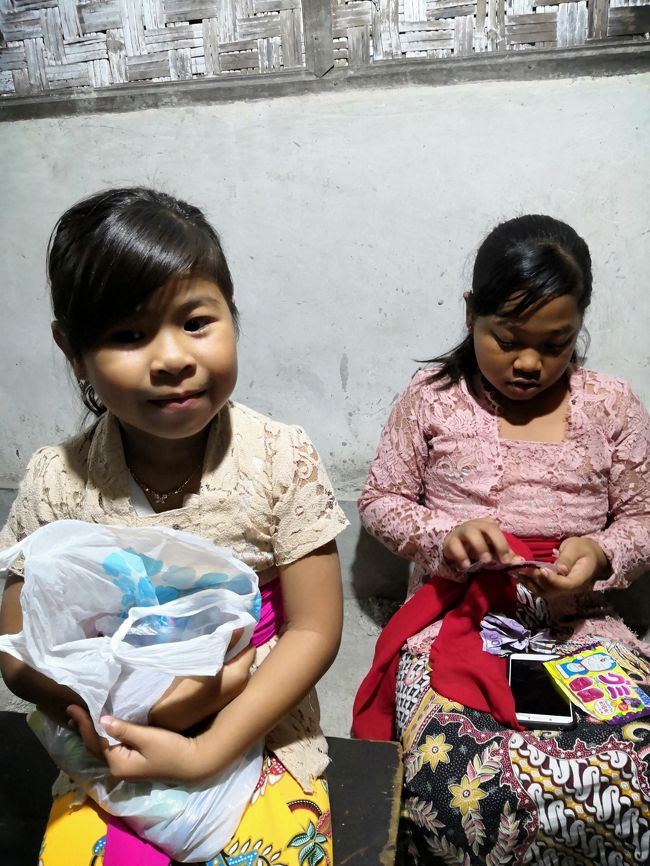 さっきまでお茶目さんだったのに<br />正装してスンバヤンです。<br />可愛いですね。