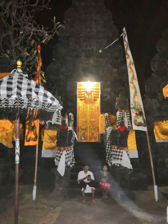 日本でいうところの<br />盆踊り的な・・・違ってたらごめんなさい。<br /><br />