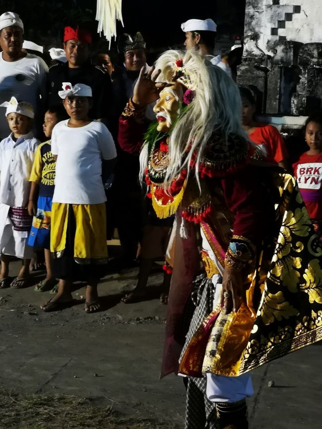トペン（踊り）が始まりました。