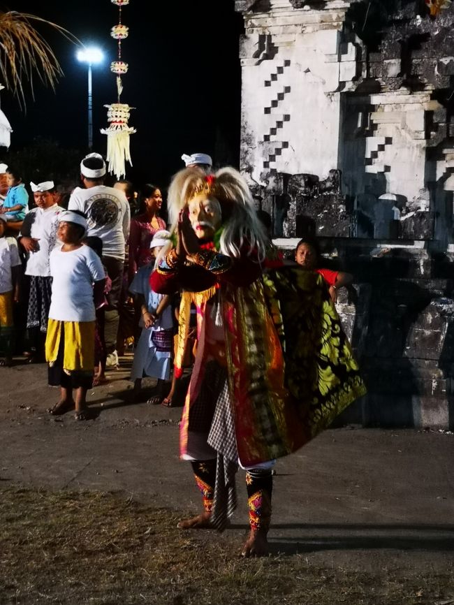 面白いことを言いながら、子供たちを集めます。<br />そして、少額紙幣を子供たちに配っています。<br />