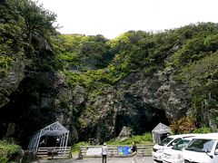 1156　御蔵洞に着く　御厨人窟と神明屈からなる．
室戸市には、弘法大師(空海)ゆかりの場所が数多く残っています。 その一つがこの「御厨人窟」で、修行時のご住居として使われていたと伝えられています。
約1200年前の平安時代、青年時代の大師が悟りを開いたといわれる洞窟で、内には五所神社と呼ばれる社があります。
“空海”と名前をつけたのも、ここから見える空と海に感銘を受けたからと言われています。 この横に主に御修行の場として使われていたと伝えられる「神明窟」があります。http://www.muroto-kankou.com/mikurodo/

