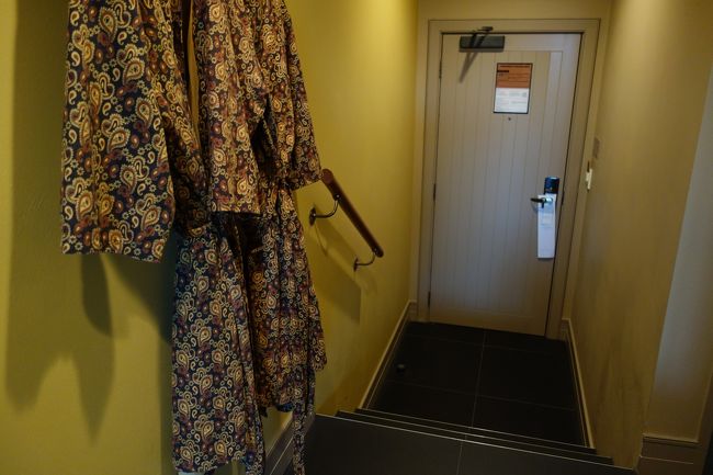 暗くなる前に町歩きへ出かけます。部屋から出るには、謎の階段を下りて。