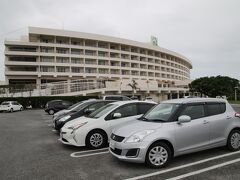 EMウェルネスリゾートコスタビスタ沖縄ホテル＆スパ の駐車場に置かれた旅の相棒

SUZUKIスイフトとホテルの外観