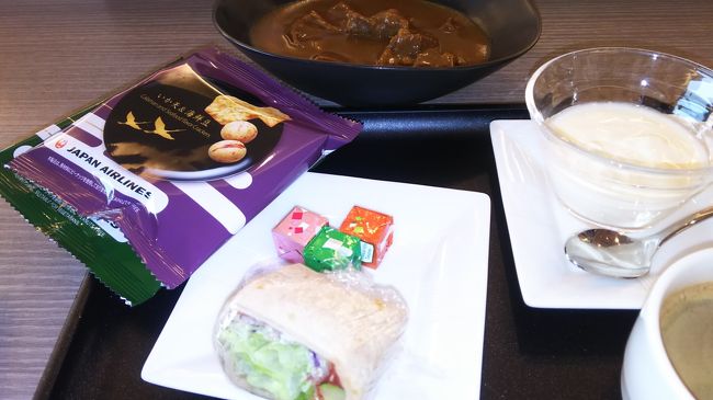 関西空港からスタートです。キャセイなのでノースラウンジを指定されましたが、サクラのほうが良いので、ゲートは南北逆ですが、サクラで過ごしました。<br />カレーの肉が、たまたまでしょうが、多かったです。キューブのチーズが好きで、ここではつい、多めにもらってしまいます。