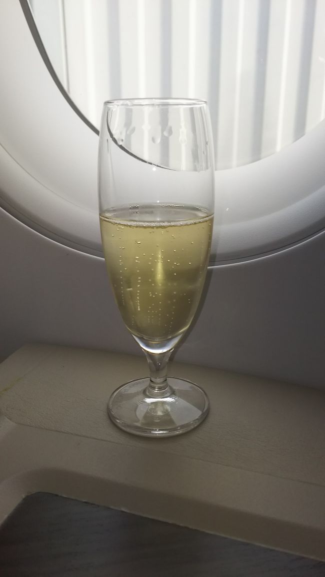 とりあえず、シャンパンをいただきました。