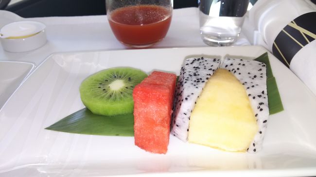 ９時２５分の便なので、機内食は朝食です。<br />フルーツからスタート、機内ではトマトジュースをもらい、ビールで割ったりするのが好きです。