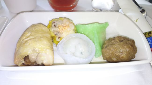 やっぱり、DIM　SUM〈点心）SELECTIONを選択。<br />他にはスクランブルエッグなどの洋食、味噌でマリネしたおひょう（書いてある通り）などの和食っぽいものもあります。<br />デザートはなく、飲みものだけ。ここは香港スタイルのミルクティーを選択。