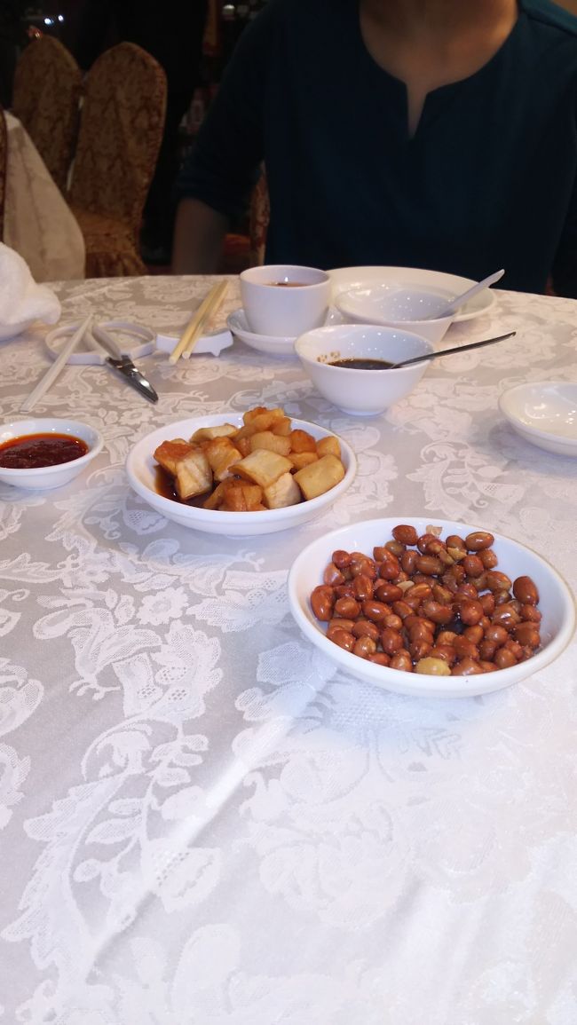 一気に飛んですみませんが、夕食のレストランです。香港島の上海ガニの有名店をJCBのサイトから予約しました、テーブルに載っているのは、とりあえずのピーナッツと漬物？です。美味しいです。