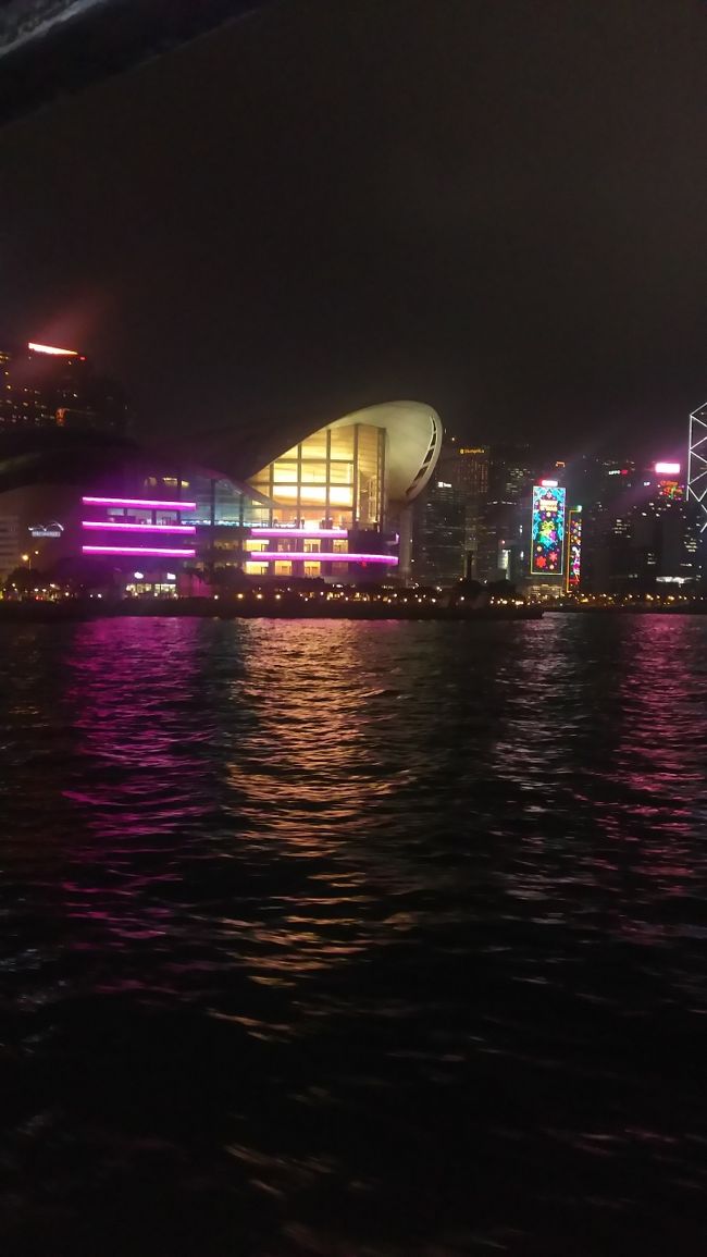 船からの景色。ホテルは九龍半島側なので、帰りは船にしました。地下鉄に比べて激安です。