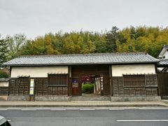 田部美術館
塩見縄手の一角に美術館がありました。

田部美術館は、日本の茶の湯文化が盛んな松江の地に、田部家伝来の美術品の寄贈を受け、田部長右衛門朋之氏により1979年に設立、開館したものだそうです。　 

http://www.tanabe-museum.or.jp/indexm.html