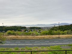 山陰自動車道
宍道湖サービスエリア
ここで湖を見ながら一息ついて、松江自動車道から中国縦貫道に入り、帰途につきました。今回、初めて出雲大社と松江城を訪れることができました。

ここ松江には牡丹で有名な大根島由志園があって、ゴールデンウィーク期間中には園内の池一面が牡丹で埋め尽くされる素晴らしい光景が見られるそうです。

一度、見てみたいものです。

特集VOL.43〔2019春の牡丹園遊会／三万輪の池泉牡丹〕 和寂趣彩2019年春号 ｜日本庭園【 由志園 】
http://www.yuushien.com/event/2019spring/