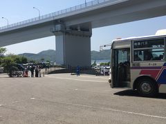 ■鳴門公園停留所■ 13:22
1341発のバスは徳島駅前行きのはずですが、行先表示は鳴門局前、運転士さんに尋ねると臨時であるとのこと。定刻になっても徳島駅前行きは到着せず、乗客満載で出発しました。観光シーズンで観光の目玉を擁する鳴門であるのに、このわけの分からない感じに不信感を覚えました。