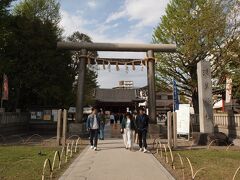 15：26　浅草神社　三社様
浅草寺創建時に関わった三人の人物の子孫が平安時代末期から鎌倉時代にかけて祖先を神様として祀ったのが起源だろうと考えられています。
三社権現と称されます。

