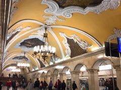 ロシアの地下鉄は、内部の装飾もかなり豪華!　本当の宮殿のようです。　少し前まで撮影は一切NGだったようですが、最近は観光客が記念撮影するくらいなら、見逃してくれるようになったらしいので、この素晴らしいメトロの駅を写真に残して思い出として持ち帰ることが出来るようになりました。