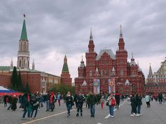 とっても広い赤の広場。　奥に建つのは、ロシア国立歴史博物館。