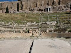 最初にディオニソス劇場があります。1万5千人収容だったそうです。現在の劇場はローマ時代にに改築されたものだそうです。
石造りの座席は低く座り心地を良くする為、観客はクッションを持参していたそうです。ドイツのバイロイトの祝祭劇場と同じですｗ
最前列中央部の背もたれのある大理石の椅子は神殿の神官用のものだった。座席に文字が書かれているそうです。その他の椅子は、外国の使節や貴賓高官将校ようで名前が掘り込んであるそうです。
