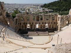 イロド・アティコス音楽堂はアテナイの金持ちイロド・アティコスが160年頃に建設したもの。イロド・アティコス音楽堂は建設が比較的新しいせいか、夏のコンサートで使用するぐらい普通に使えています。現在修復中だったので、オフシーズンに修復してるのだと思います。