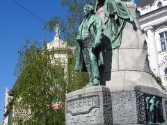 50km程突っ走ってスロベニアの首都、リュブリャナに到着しました。
スロベニア国歌の作詞者フランツェ・プレシェーレンの銅像が、私でも聞いたことがある三本橋のたもとに立っています。ここがだいたい集合の目星になりますね。