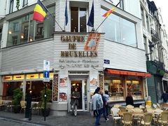 朝7:30からやっているワッフル屋さんAux Gaufre de Bruxelles。人気店です。現地の人も出勤前でしょうか、立ち寄っていましたが、多くは日本人です…。
