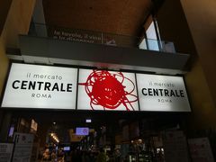 最近テルミニ駅に併設されたメルカート・チェントラーレへ。
メルカート（市場）というよりも、デパ地下とかフードコートとかという感じです。
ロケーションのせいか、価格は少し高めの印象です。