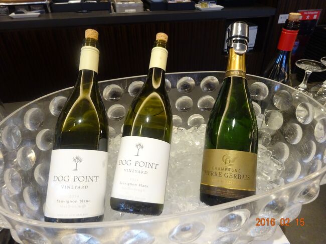 ファーストクラスラウンジのワインです