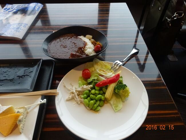 特製カレーとサラダもいただきます