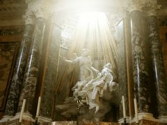その足で、サンタマリアデッラヴィットーリア教会へ。
この天使像もベルニーニの作品です。