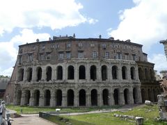 マルチェッロ劇場。
「ブラタモリ」で訪れていた場所です。
コロッセオにも似たこの建物の上部は、いまだに住宅として人が住んでいるとのこと。
この姿を2000年にも亘って維持できたのは、ローマンコンクリートのお陰なんだそうです。
古代ローマ人の知恵と工夫に感服です。