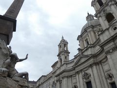 ナヴォナ広場も見学。
最終日にして、ようやく普通のローマ観光っぽくなってきました。
「みなさーん、教会が倒れますよー！」