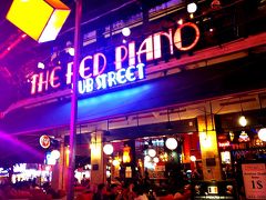 おっ～　「レッドピアノ」見っけ！
ここは、アンジェリーナ・ジョリーが映画の撮影で、シェムリアップに滞在したときに通っていたバーとして、一躍有名になりました。
一杯飲んで帰りますか？(^o^)　え？お腹空いた！？(^_^;)　夕飯食べたじゃん？とはいえ、機内食の時間が早かったので、小腹が空いてるのは事実…