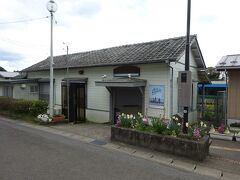 【その３】からのつづき

久留里線の終点、上総亀山駅の駅舎。ここに来るのは２回目。
前回はずいぶん昔の話で、当時はまだ有人駅だった。
